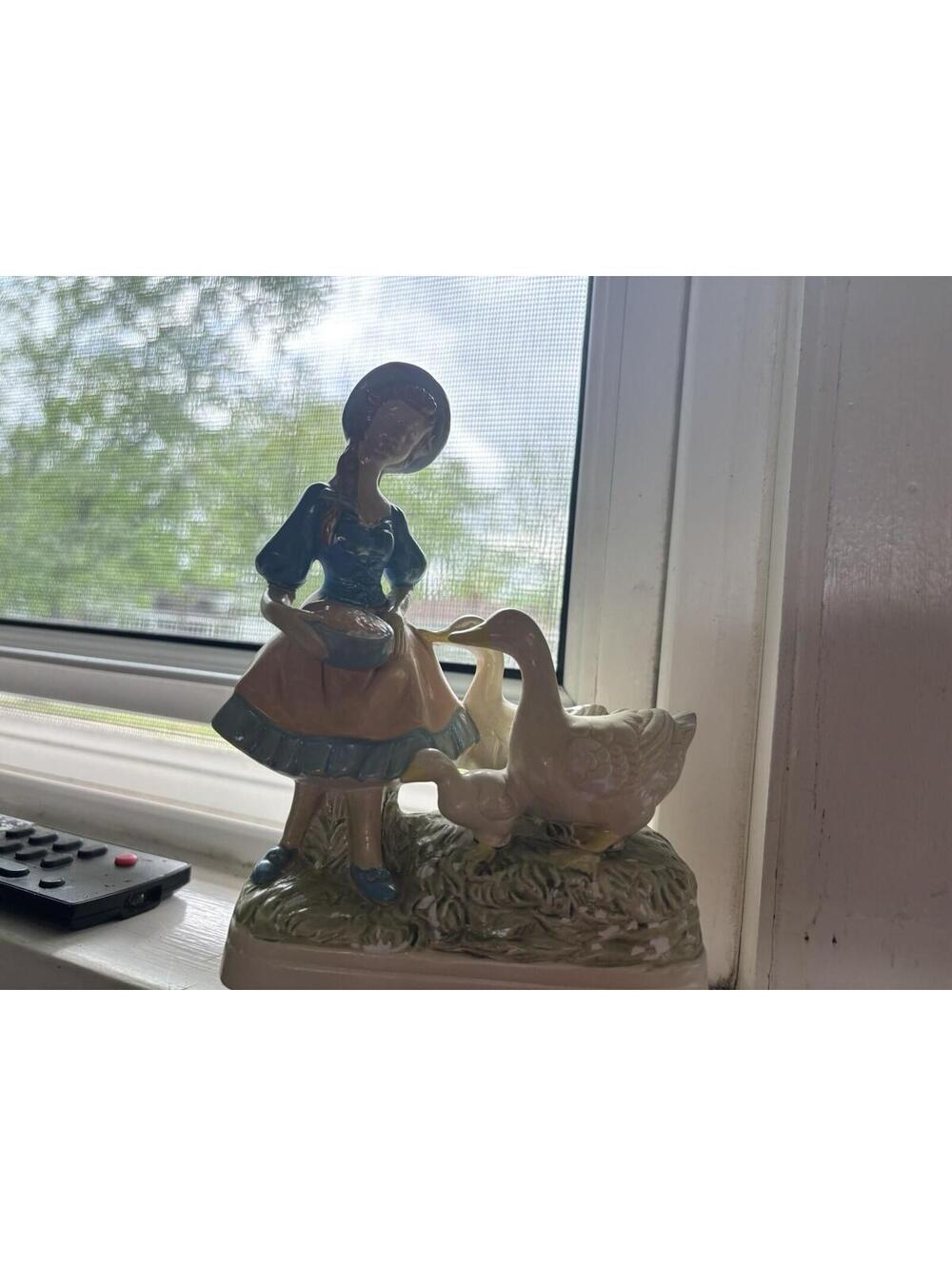 Chadwick Miller 1974 Sankyo Japan Girl Feeding Ducks Ceramic Music Box  7" tall